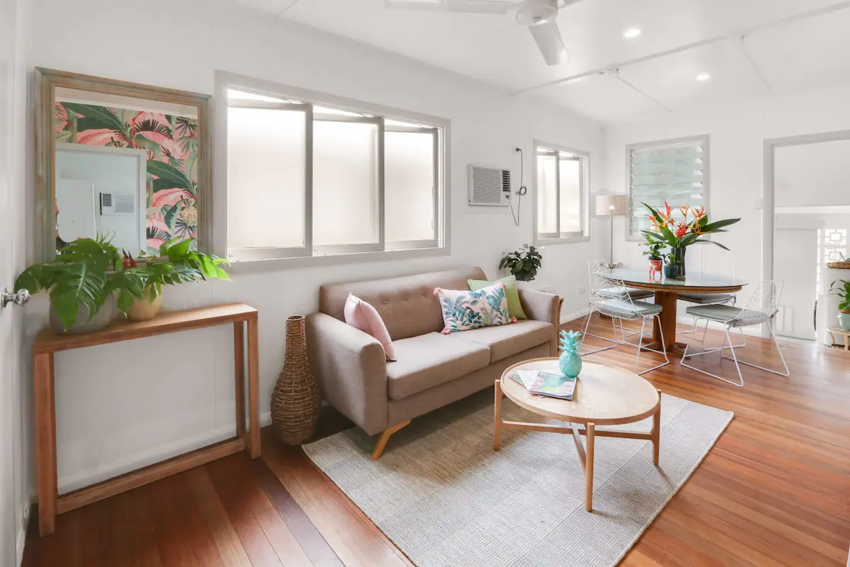 Tropicana Bungalow – Retro Getaway